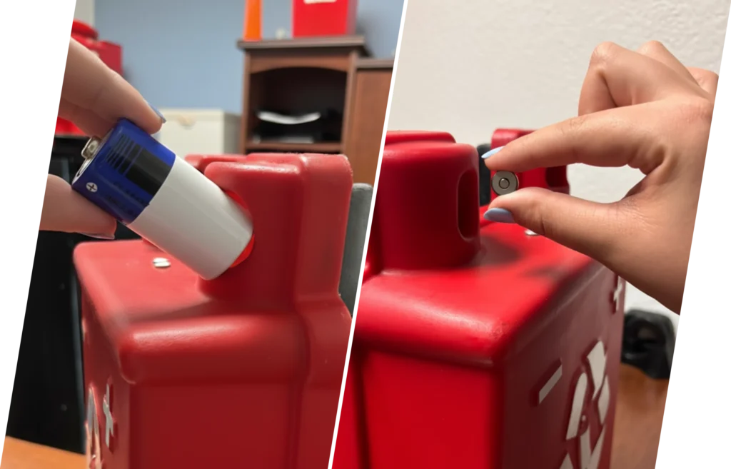 Persona introduciendo diferentes tipos de pilas usadas en un recipiente para pilas rojo con símbolo de reciclaje, garantizando un manejo seguro.