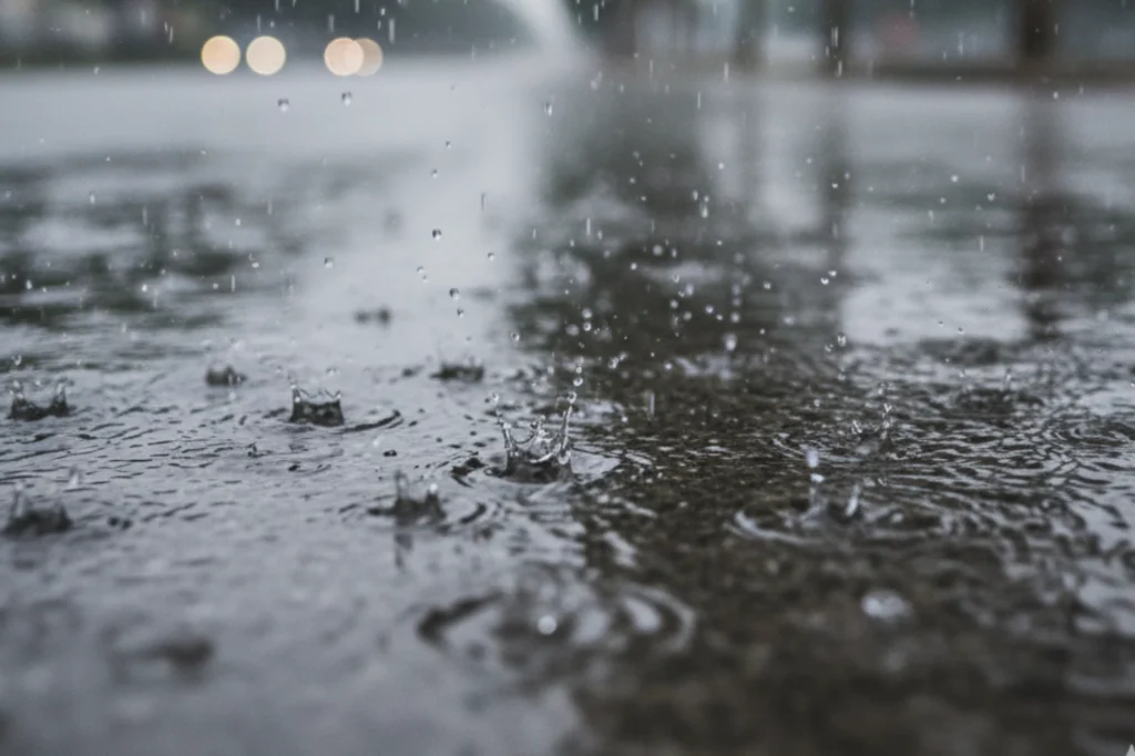 Gotas de lluvia acumulándose en el pavimento como ejemplo del desperdicio de agua sin sistemas de captación.