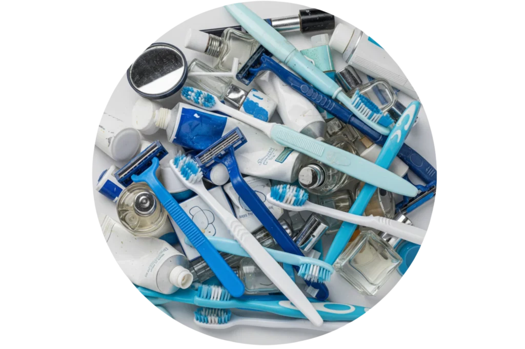 Cepillos de dientes, rastrillos y envases de crema, ejemplos claros de desechos no reciclables por su mezcla de materiales.